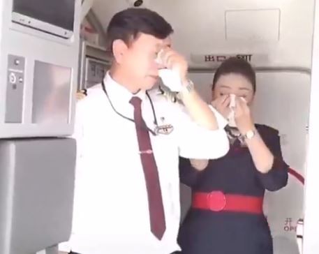 Video: un piloto a punto de jubilarse lloró en su último vuelo | Redes