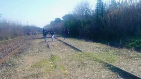 Luján: buscan a un bebé al que se escucha llorar al costado de las vías del tren Sarmiento | Redes
