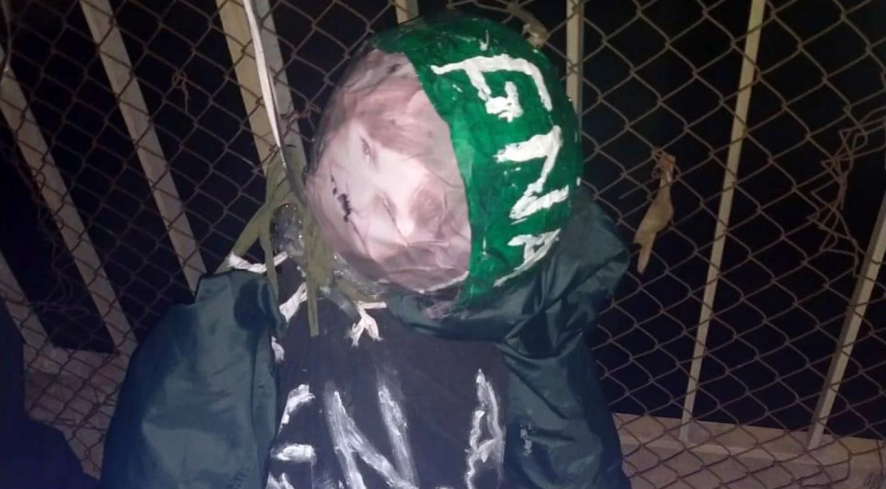 Colgaron de un puente un muñeco con la cara de Bullrich y ropa de gendarme | Actualidad