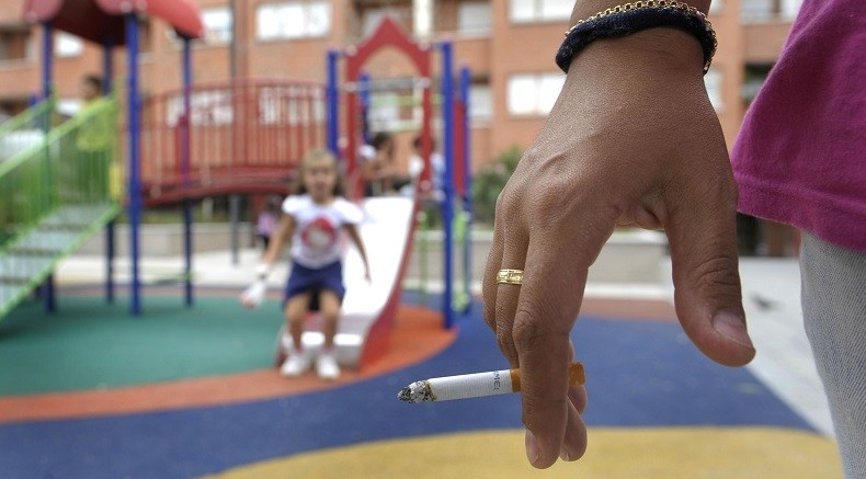 Multas de 30 mil pesos para los que fumen en los patios de juego de las plazas porteñas | Actualidad