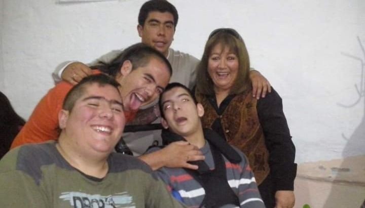 Video documento: descubrió con una cámara oculta que el cuidador golpeaba a su hijo con parálisis cerebral | Actualidad