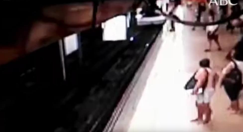 Video: el momento en que un hombre empujó a un joven a las vías cuando pasa el tren | Internacionales