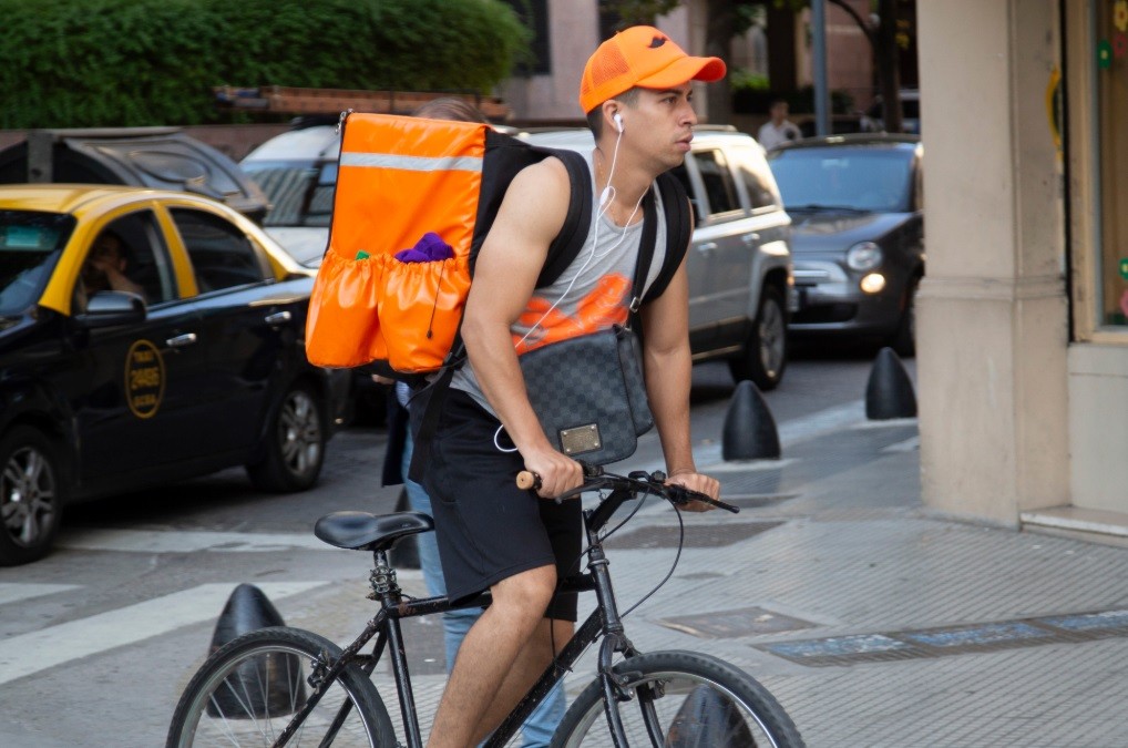Aplicaciones de delivery se defienden: "Las plataformas generan trabajo en blanco" | Actualidad