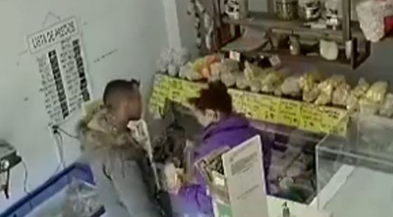 Madre e hijo robaron media horma de queso | Actualidad