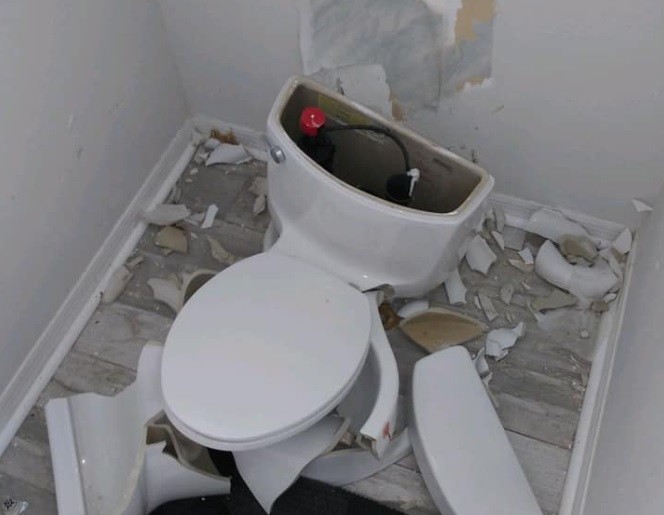 Cayó un rayo en su casa y le explotó el inodoro | Curiosidades