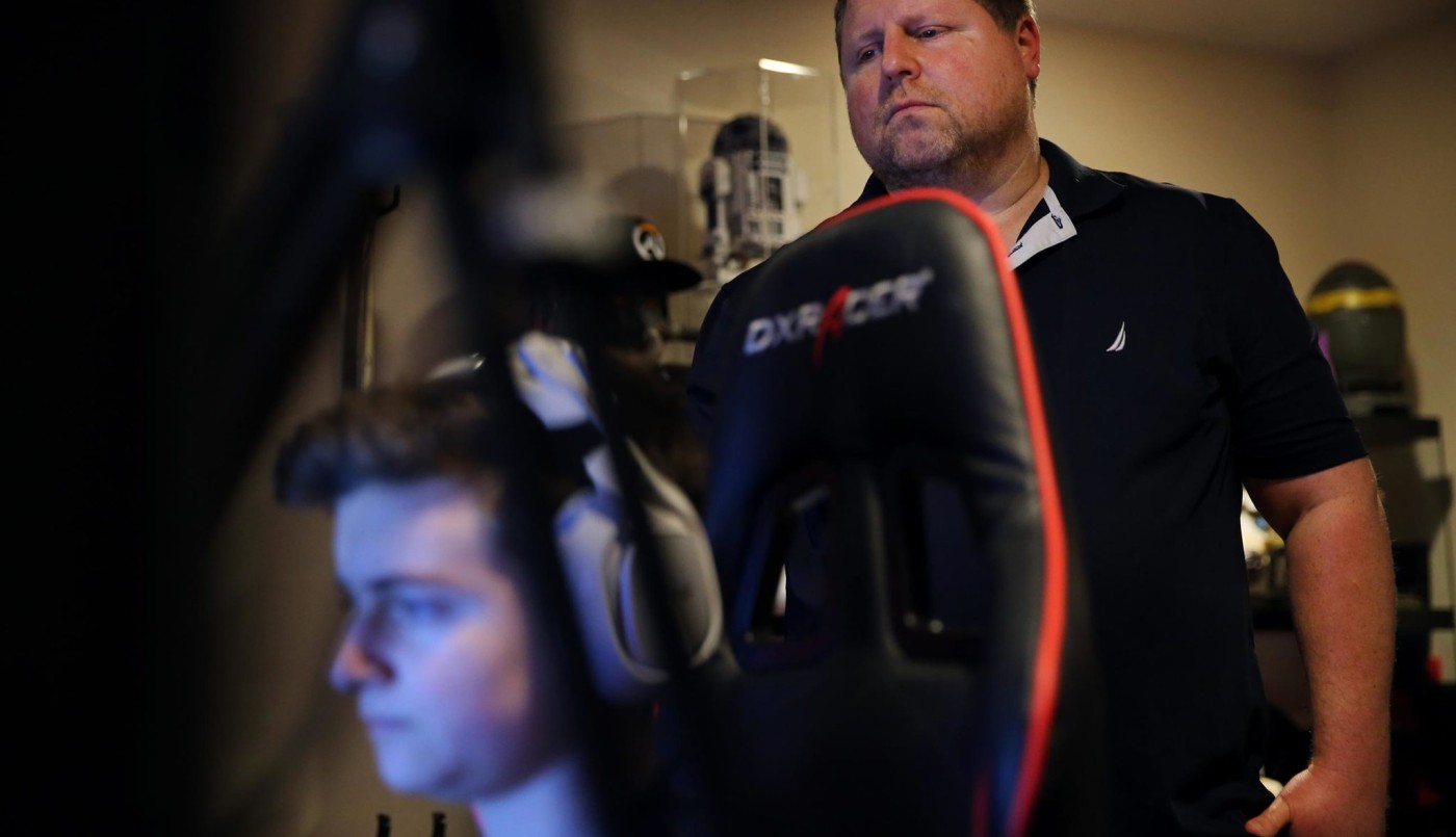 Sacó a su hijo de 15 años del colegio para que sea jugador de Fortnite | Curiosidades