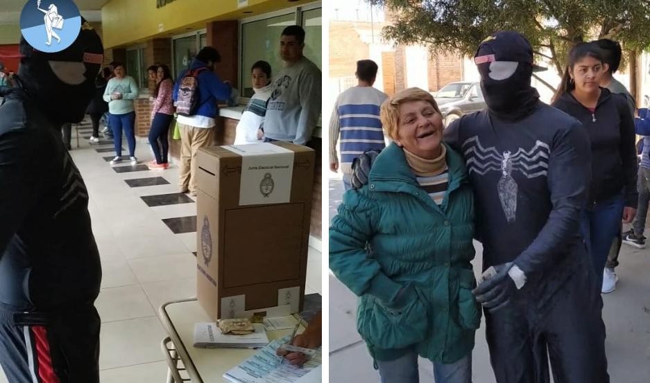 El joven que fue a votar disfrazado de Spiderman | Elecciones 2019
