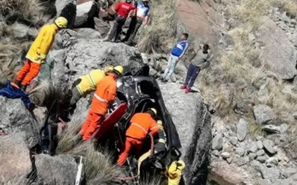 Una mamá y sus hijos pequeños desbarrancaron: uno de los nenes escaló casi 100 metros para pedir ayuda | Actualidad