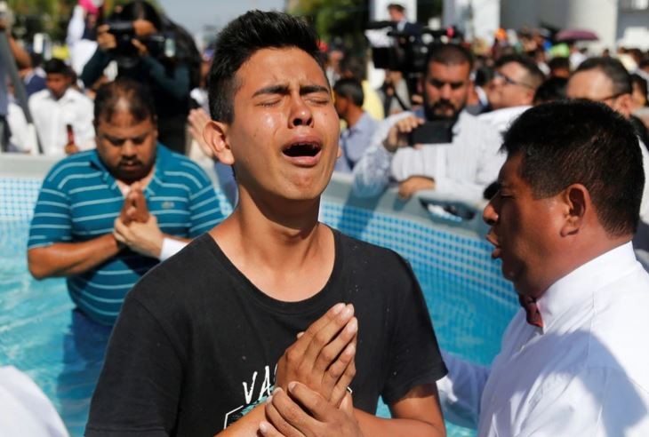 Cientos de nuevos fieles fueron bautizados por iglesia evangélica acusada de abusos sexuales | Internacionales