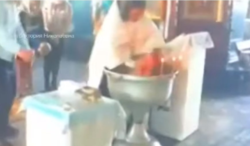 Video: el cura que pierde la paciencia y casi ahoga a un bebé durante un bautismo | Internacionales