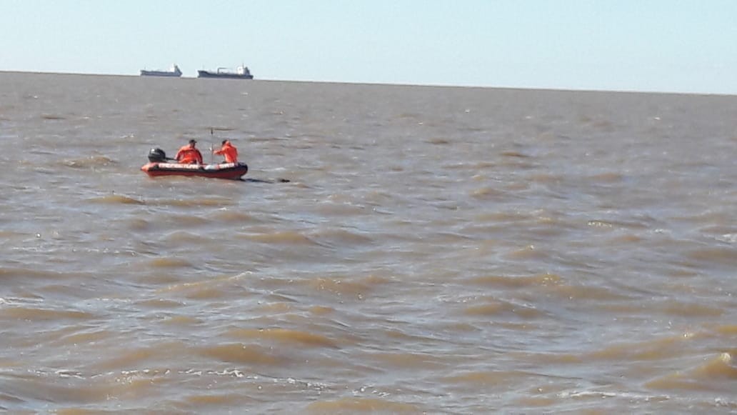 Continúa la busqueda del pescador desaparecido en Punta Lara | Actualidad