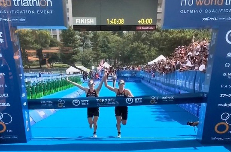 Atletismo: se pusieron de acuerdo para llegar primeras a la meta y las descalificaron | Deportes