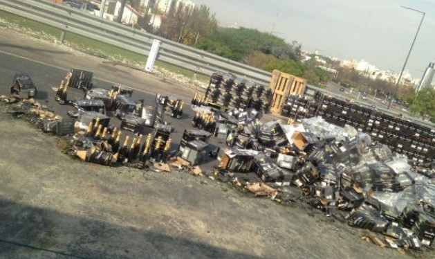 Caos y burbujas: volcó camión con 6 mil cajas de champagne en General Paz | Actualidad