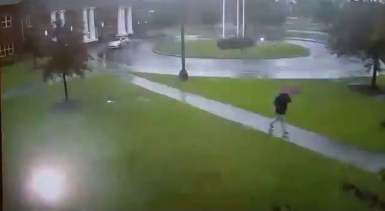 Video: el momento en el que un hombre casi muere por la caída de un rayo | Internacionales