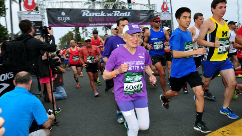Conmovedor: una sobreviviente de cáncer de 92 años es la mujer más grande en correr un maratón | Actualidad
