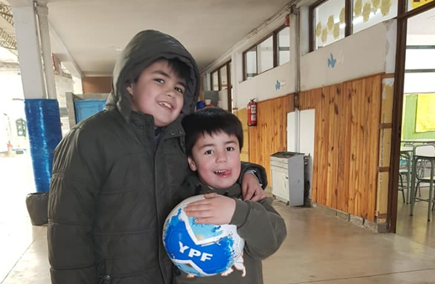 Hizo carteles para recuperar su pelota, se hizo viral y recibió una sorpresa | Redes