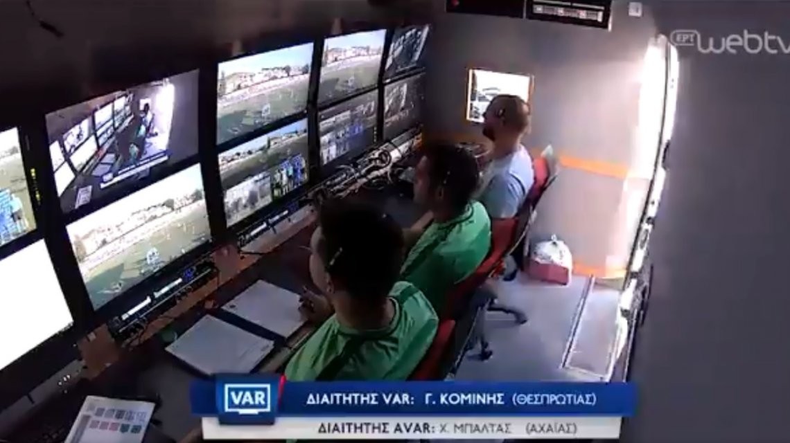 La insólita imagen de los jueces del VAR pidiendo delivery en un partido de Grecia | Internacionales