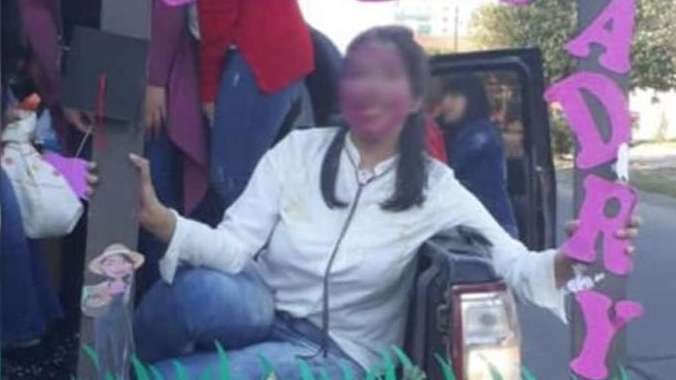 Dijo que se recibió de ingeniera, le tiraron huevos, festejó en redes y era todo mentira | Redes