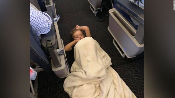 Así se unieron pasajeros y tripulación para ayudar a un nene con autismo en pleno vuelo | Redes