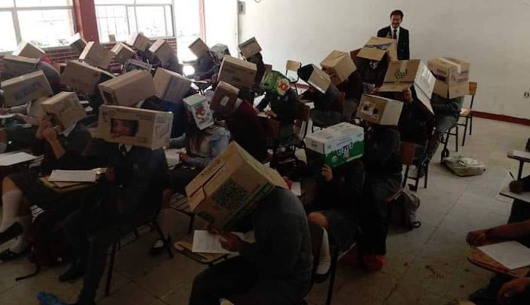 Un profesor les puso cajas de cartón en la cabeza a los alumnos para que no se copien | Curiosidades