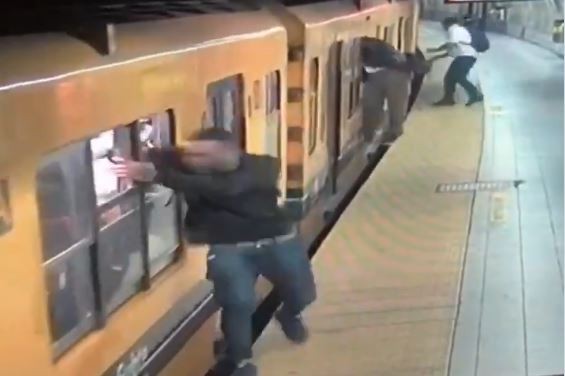 Video: triple robo simultáneo en una estación del subte C | Actualidad