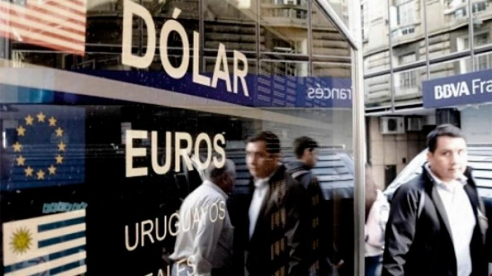 "Default selectivo": el Riesgo País perfora la barrera de los 2400 puntos y sube el dólar | Economía