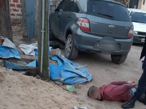 Pareja robaba pertenencias en autos y si encontraban llaves de casas, las desvalijaban | Actualidad