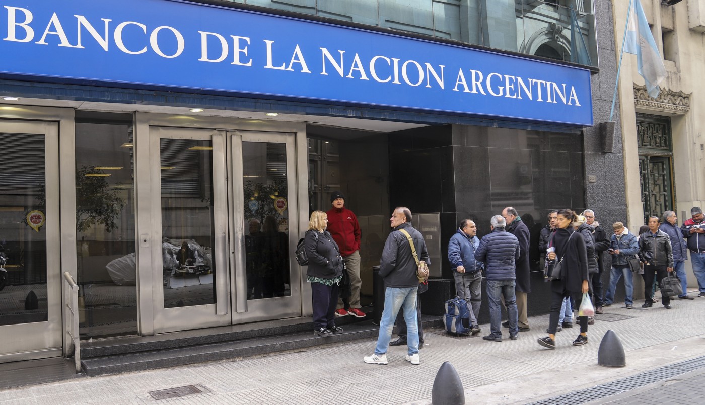 Fuerte baja del dólar en el debut de los controles de cambio | Economía