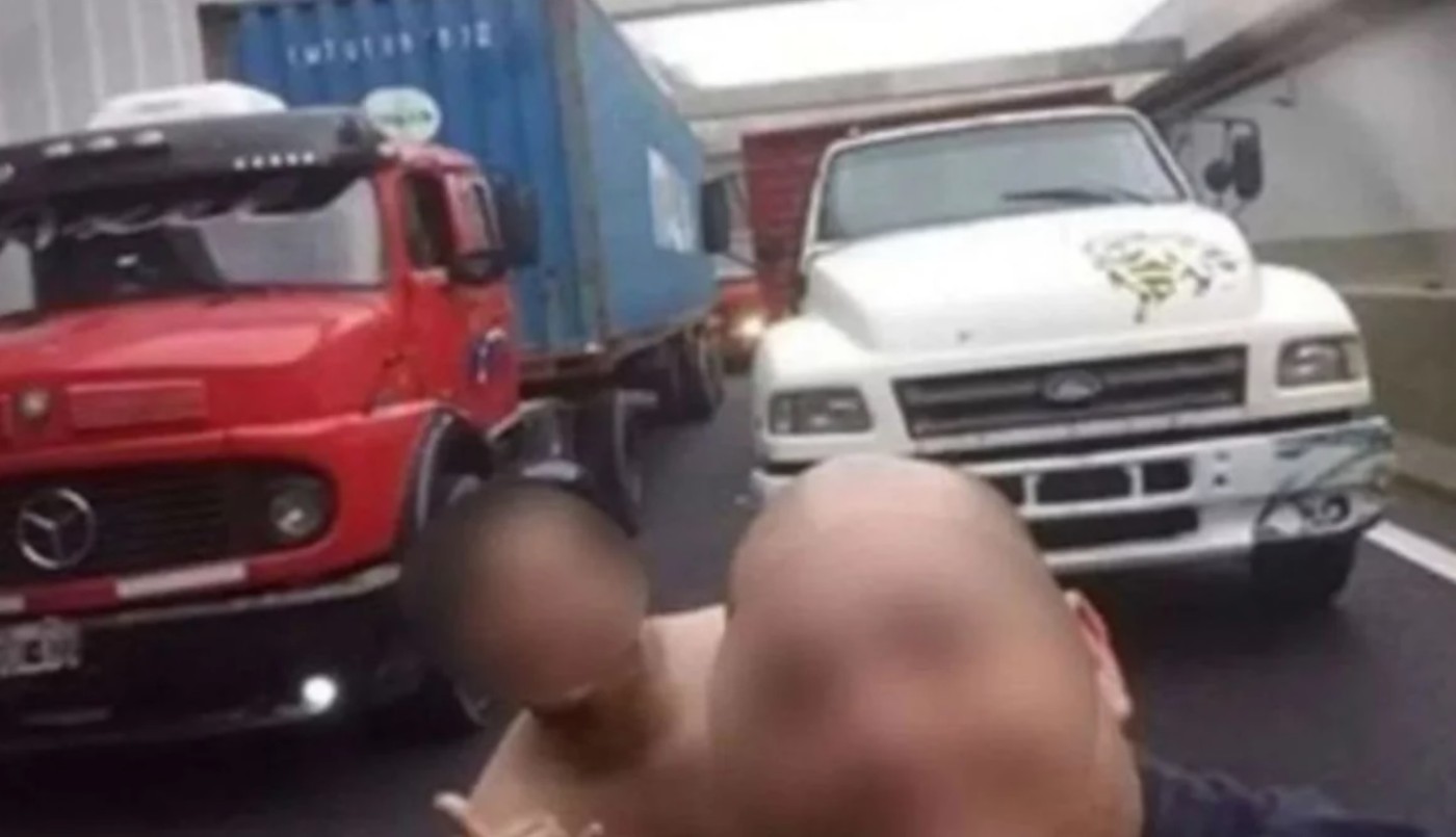 Dos camioneros interrumpieron el tránsito en el Paseo del Bajo para sacarse una "selfie" | Actualidad