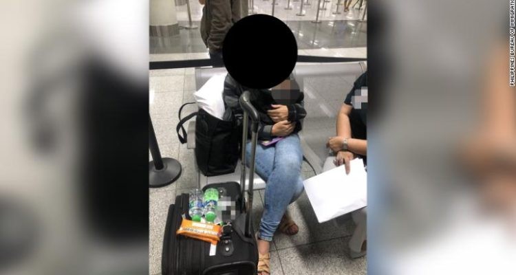Detuvieron a una mujer en un aeropuerto que llevaba a un bebé de 6 días en un bolso de mano | Internacionales