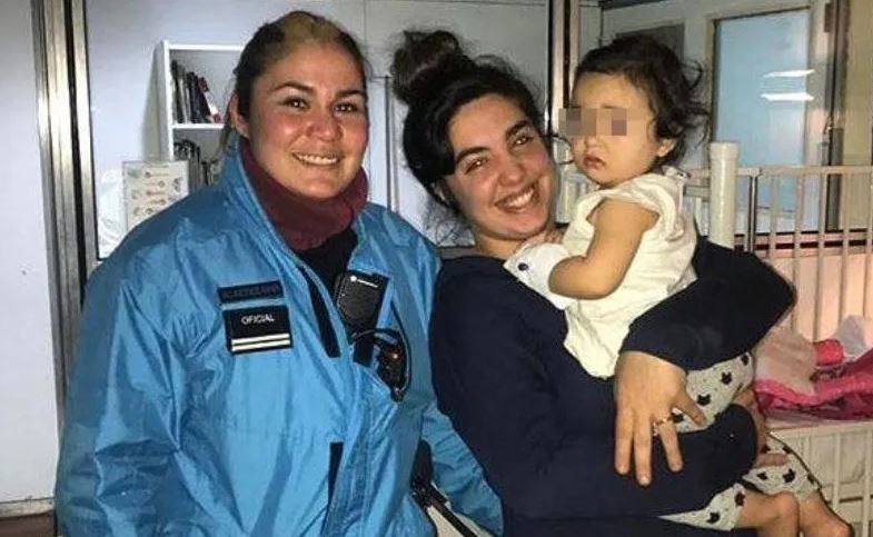 Una mujer policía salvó a una beba que se había tragado una hebilla | Actualidad
