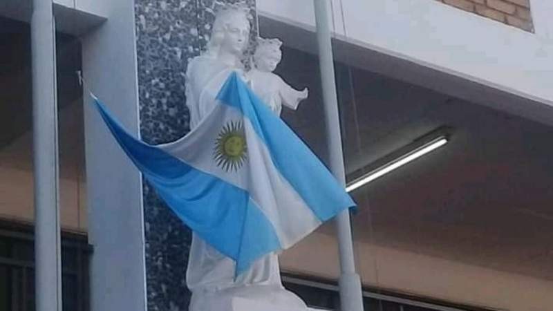 La foto viral de una virgen sosteniendo una bandera argentina | Redes