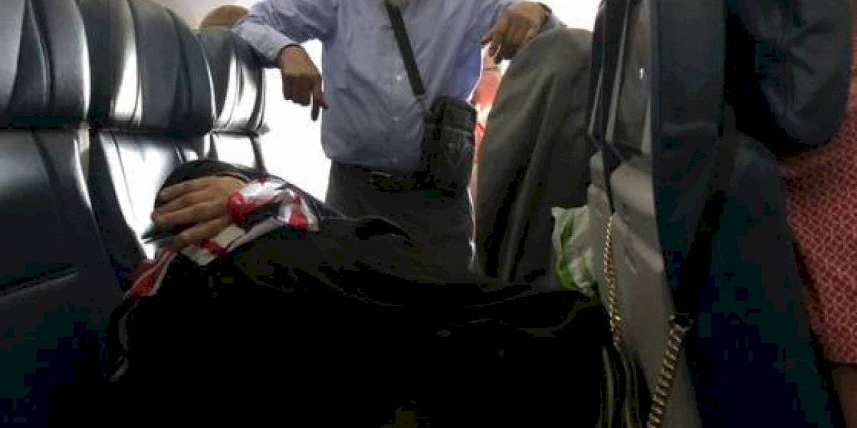 ¿Es amor o no?: el hombre que pasò seis horas parado para que su esposa pudiera dormir en el avión | Curiosidades