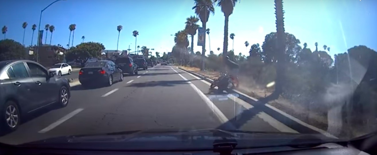 Video: el karma de un motociclista que patea el espejo de un auto y cae | Internacionales