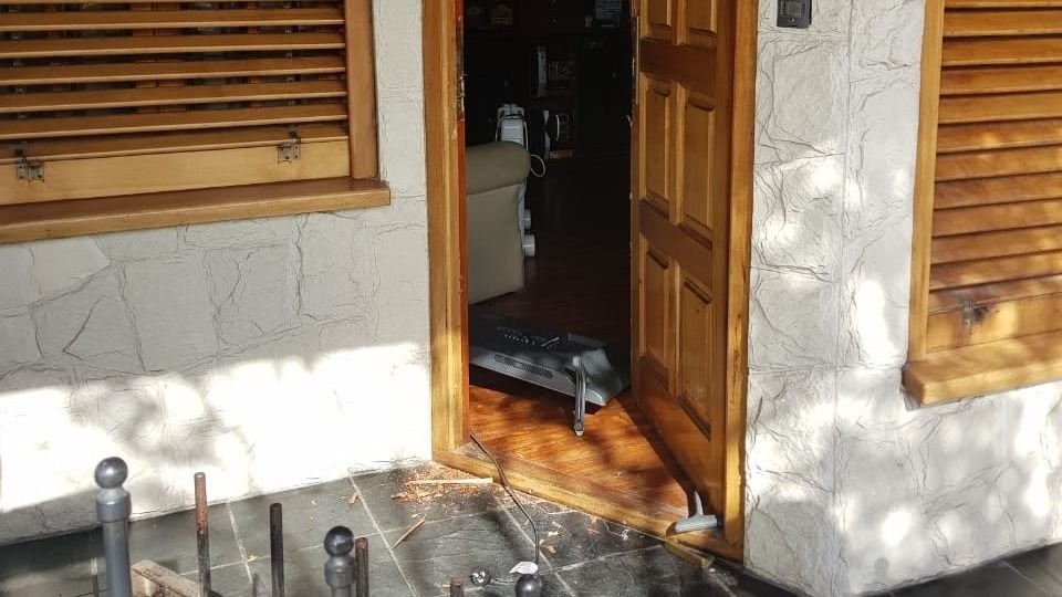 Entró a robar a una casa y tiró por la escalera al policía que lo descubrió | Actualidad