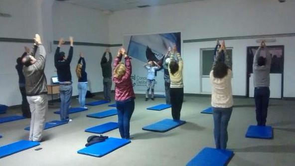 Córdoba: En el Concejo Deliberante, los empleados prueban con el yoga | Actualidad