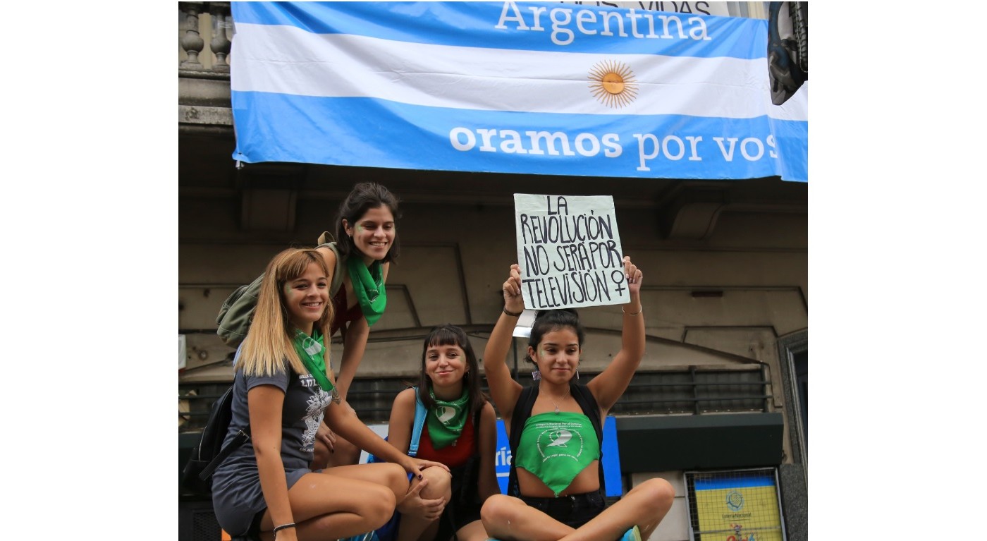 Denuncian a una universidad por izar la bandera junto a una "tela verde" en favor del aborto | Actualidad