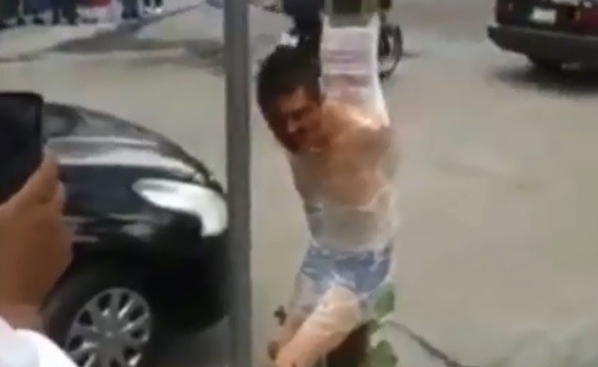 Video: vecinos atraparon a un hombre robando, lo desnudaron y lo ataron a un árbol | Internacionales