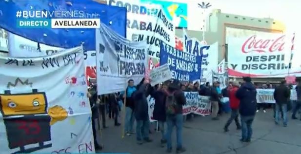 Trabajadores despedidos cortan la subida al Puente Pueyrredón | Actualidad