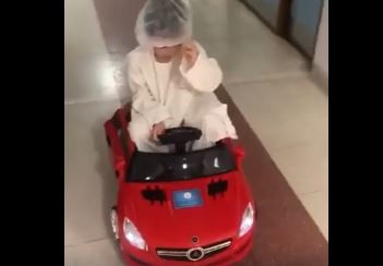 Un hospital de niños reemplazó las camillas por autitos para reducir el estrés | Actualidad
