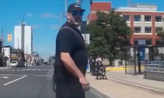 Video: cruza mal una avenida, se pelea con un automovilista y termina humillado | Internacionales