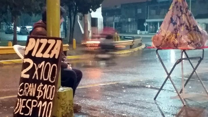 Tucumán: el vendedor ambulante que sigue vendiendo aun bajo la lluvia | Actualidad