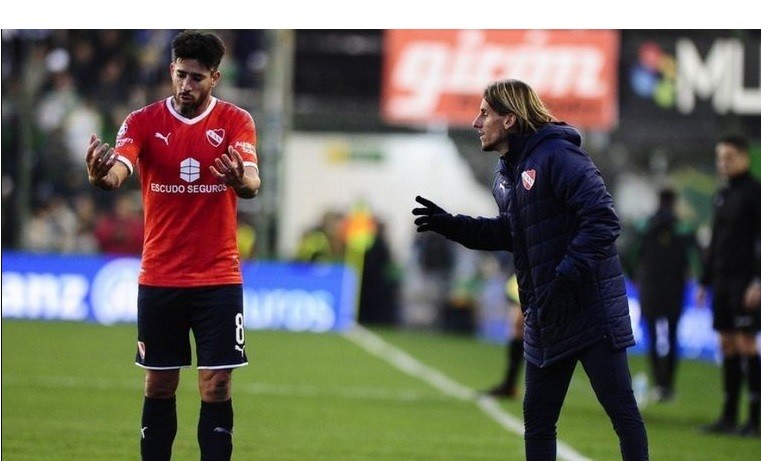 Beccacece al rojo vivo: "borró" a Pablo Pérez y Nicolás Domingo | Deportes