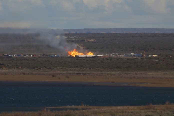 Loma La Lata: más de 220 personas combaten el incendio del pozo de YPF en Neuquén | Actualidad