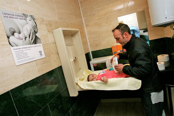 Avanza una ley por cambiadores de bebés en baños públicos de mujeres y hombres en Buenos Aires | Actualidad