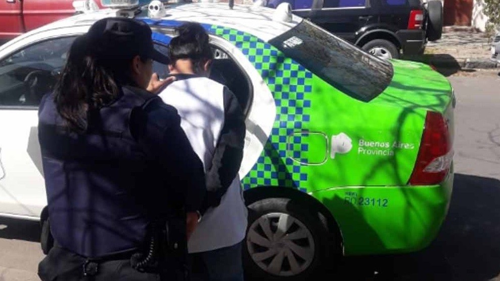 Entró a una panadería, pidió permiso para ir al baño y robó pertenencias del empleado | Actualidad