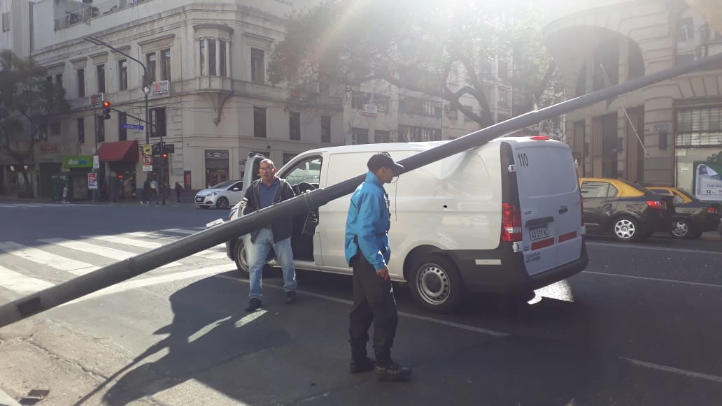 Cayó un poste de luz arriba de una camioneta en Callao y Corrientes | Actualidad