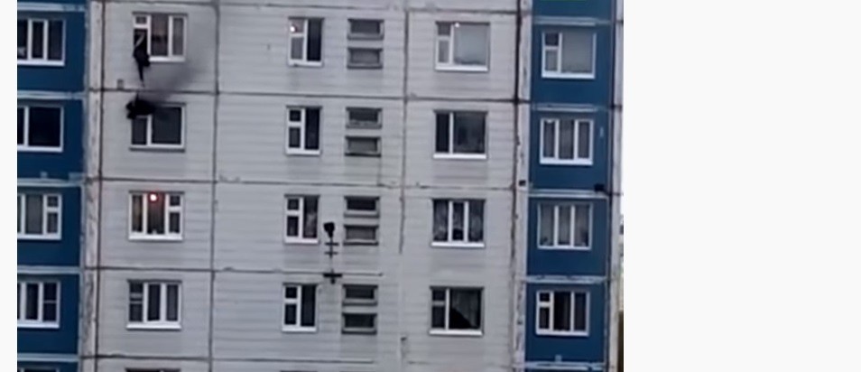 VIDEO: rescata a una mujer de un incendio sacándola por la ventana | Internacionales