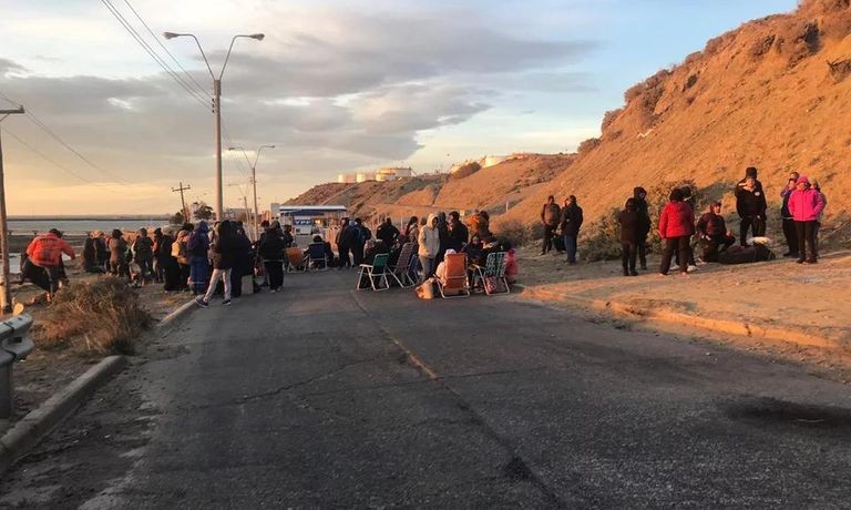 Chubut: docentes bloquean la playa de tanques de YPF en Comodoro Rivadavia | Política