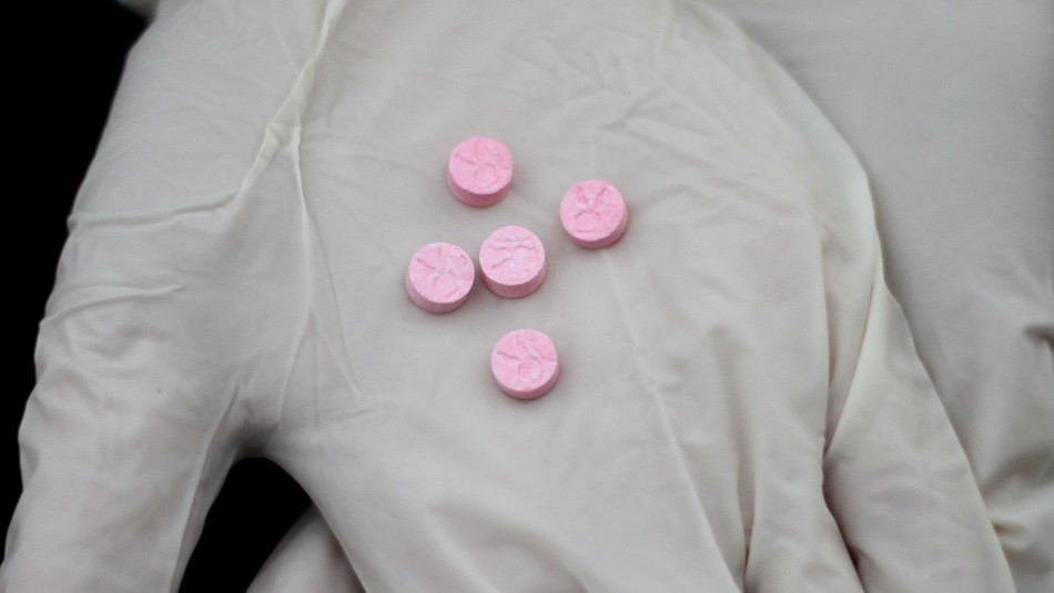 Habían comprado ropa por Internet, pero recibieron 25 mil pastillas de extasis | Internacionales